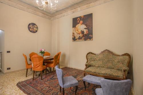 un salon avec une chaise et une table dans l'établissement Myosotis - Sweet Dreams in Florence, à Florence