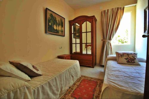 - une chambre avec 2 lits et une fenêtre dans l'établissement PRIVATE COUNTRY HOUSE 2000 MTRS LANZADA BEACH, à Pontevedra