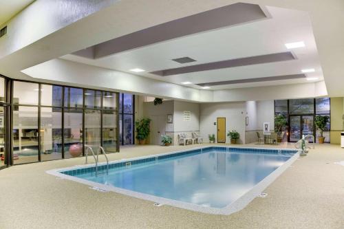 ein großer Pool in einem Gebäude mit großer Decke in der Unterkunft Wingate by Wyndham Cranberry in Cranberry Township