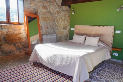 - une chambre dotée d'un lit avec un mur vert dans l'établissement O Refúgio da Serra do Caramulo, à Caramulo
