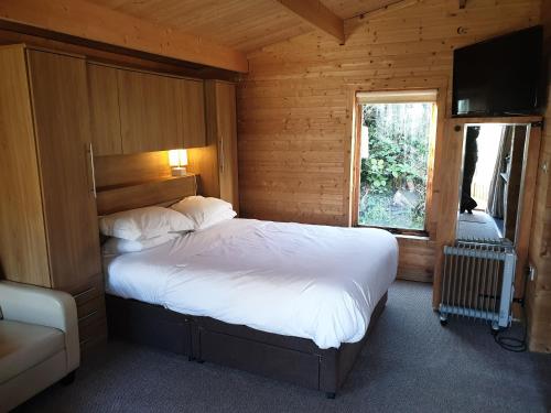 Dormitorio con cama y TV en una cabina en Secret Hythe, Sea views Town location 2km Eurotunnel, en Hythe