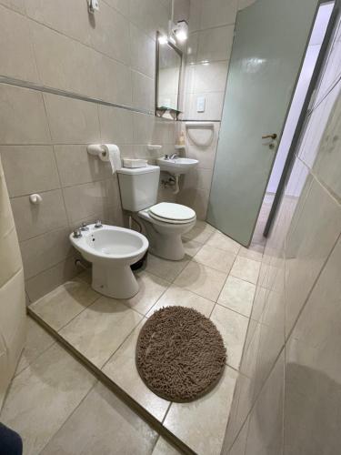 un baño con inodoro y lavabo en Departamentos Alberdi 3, en San Rafael