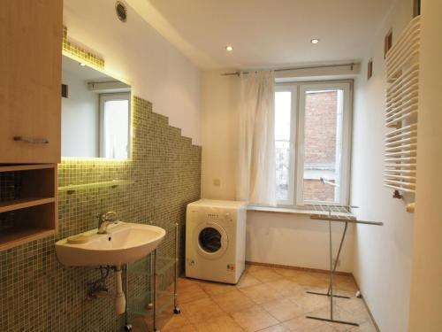 y baño con lavabo y lavadora. en Gama K2124 Grand-Tourist Apartments, en Gdansk