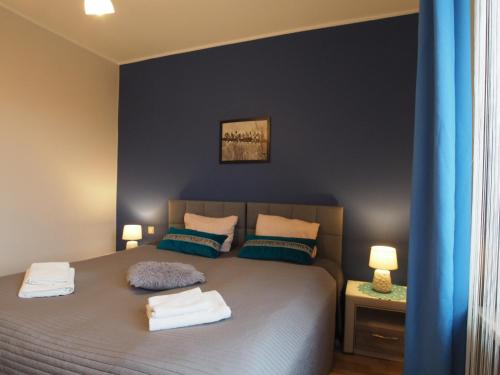 1 dormitorio con 1 cama con 2 toallas en Gama K2124 Grand-Tourist Apartments, en Gdansk