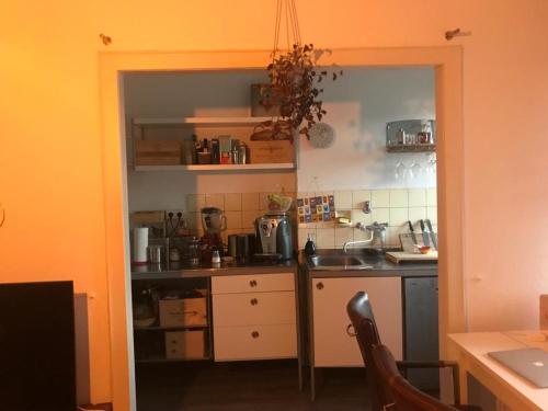 cocina con fregadero y encimera en Cozy and central apartment, en Düsseldorf