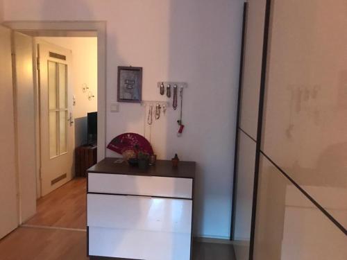 een keuken met een aanrecht en een koelkast bij Cozy and central apartment in Düsseldorf