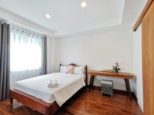 バンコクにあるSri Ayuttaya Guesthouseのベッドルーム1室(ベッド1台、デスク、窓付)
