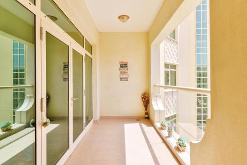een hal van een gebouw met glazen deuren bij Shoreline · Beachfront Luxury Palm Jumeirah · Free 5* Beach Resorts Access in Dubai