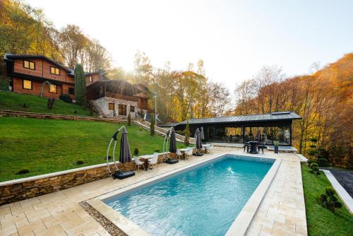 Hồ bơi trong/gần Tarnita Paradise Resort