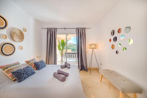 マルベーリャにあるLa Terraza Apartment Elviria Marbellaのベッドルーム1室(大型ベッド1台、枕付)