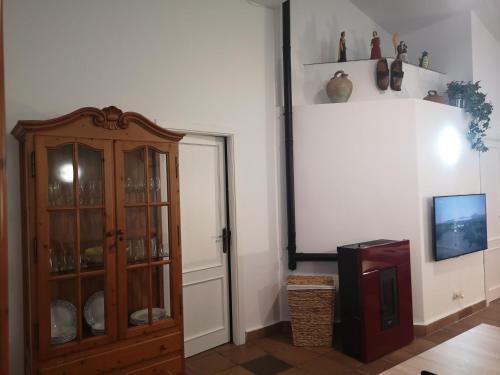 sala de estar con armario de madera y TV en toni's apartament Menorca en Cala'n Bosch