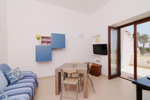 a living room with a couch and a table at Leukasia in Marina di Pescoluse