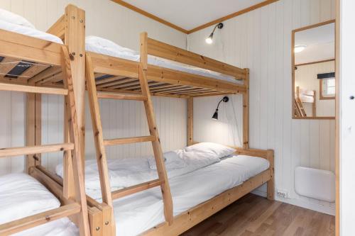 2 łóżka piętrowe w niewielkim pokoju z lustrem w obiekcie Topcamp Mjøsa - Brumunddal w mieście Brumunddalen