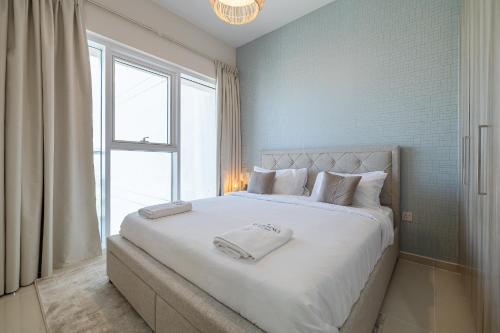 Postel nebo postele na pokoji v ubytování City View I 1 Bedroom Apartment I Golf Vita, Damac Hills