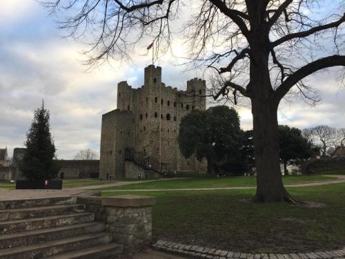 ein Schloss inmitten eines Parks mit einem Baum in der Unterkunft En-Suite Double Room (compact) in Strood, Rochester in Rochester
