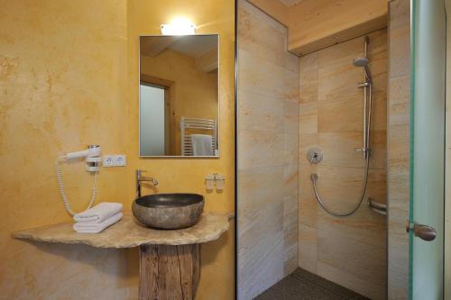 y baño con lavabo y ducha. en UR-NATUR Appartements, en Maria Alm am Steinernen Meer