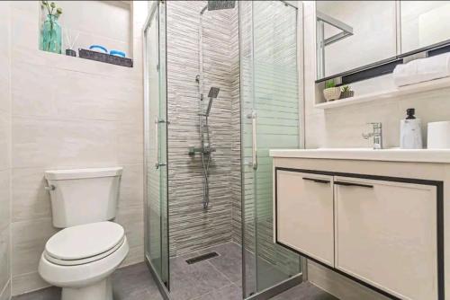 een badkamer met een douche, een toilet en een wastafel bij Bida Marino Residence Aruba in Palm-Eagle Beach
