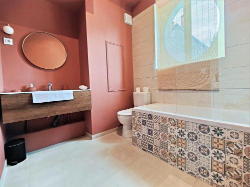 Bathroom sa Hypercentre, quai de Loire, lumineux, spacieux, familial, le Jehan de Saveuse