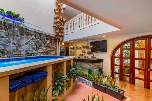 un aquarium intérieur dans une cuisine avec une piscine dans l'établissement Candilejo Hotel Boutique, à Carthagène des Indes