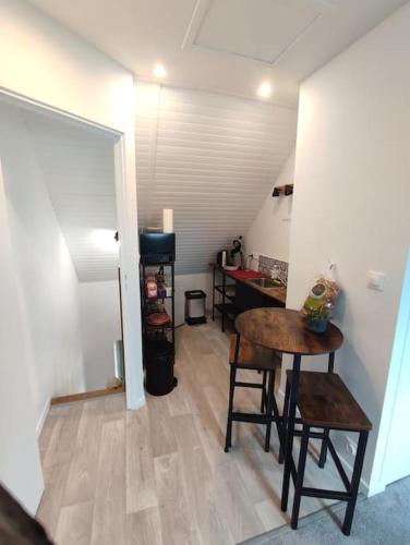 une pièce avec une table et des chaises dans une pièce dans l'établissement Logement neuf en presqu'île sur le GR34, à Argol