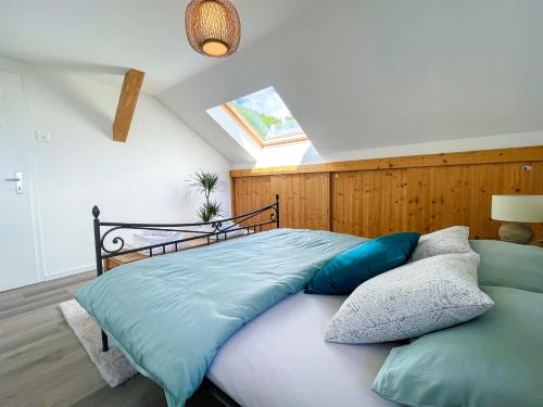 um quarto com uma cama grande e uma clarabóia em Sweet & Cosy Chalet in the heart of the Swiss Alps em Troistorrents