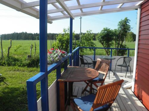 una terraza con mesa y sillas en una casa en Lillstugan med annex, en Stånga