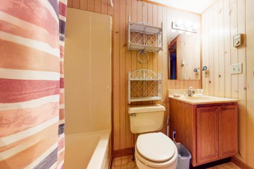 a small bathroom with a toilet and a sink at Arrowhead Lake Leisure in Pocono Lake