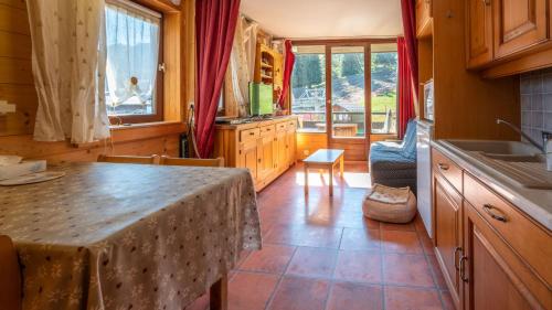 une cuisine avec une table et un comptoir dans l'établissement Grand Morillon- C215 Appt vue piste-4 pers, à Morillon