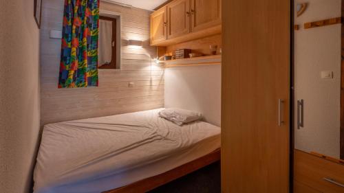a small bedroom with a small bed in a room at Grand Morillon- C215 Appt vue piste-4 pers in Morillon