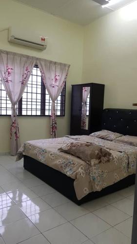 Кровать или кровати в номере Room/Homestay NazaDja