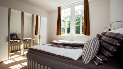 1 dormitorio con 2 camas y ventana en Parkresidenz Lychen Ferienwohnung 2 en Lychen