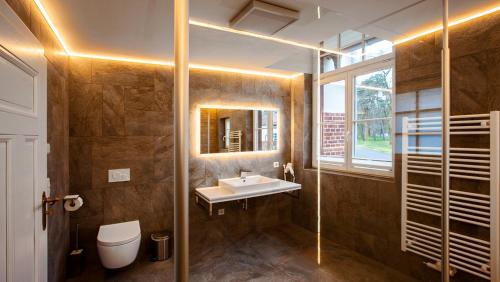 La salle de bains est pourvue d'un lavabo et d'un miroir. dans l'établissement Parkresidenz Lychen Ferienwohnung 2, à Lychen