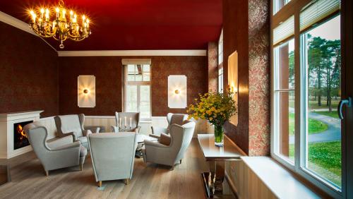 a waiting room with chairs and a table and windows at Parkresidenz Lychen Ferienwohnung 2 in Lychen