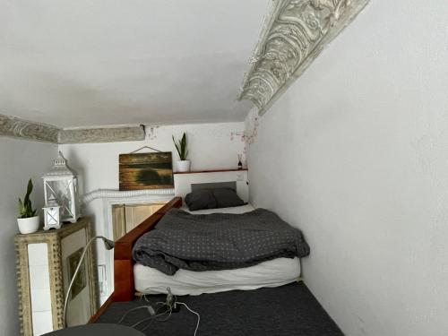 małą sypialnię z łóżkiem w ścianie w obiekcie Pokój nr 17 w mieście Opole