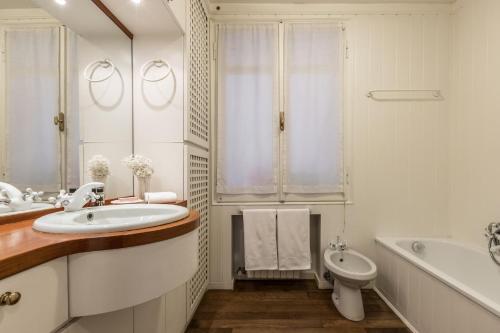 ein Badezimmer mit einem Waschbecken, einer Badewanne und einem WC in der Unterkunft Ca' Giulia Grand Canal view next to Rialto Bridge in Venedig