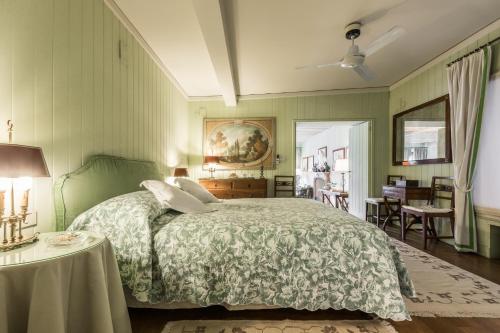 ein grünes Schlafzimmer mit einem Bett und einem Tisch in der Unterkunft Ca' Giulia Grand Canal view next to Rialto Bridge in Venedig
