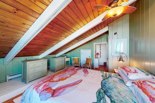 ein Schlafzimmer mit einem großen Bett und einer Holzdecke in der Unterkunft Edgewater Acres --- 39167 Garfield Avenue in Selbyville