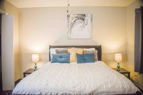 a bedroom with a large bed with two lamps at LOVELY 1 BR 2Bed. MONTROSE/HOUSTON GETAWAY in Houston