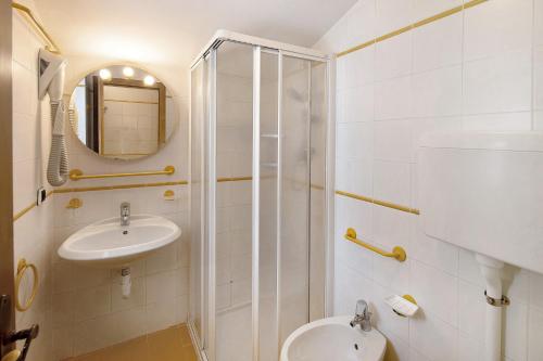 W łazience znajduje się prysznic, umywalka i toaleta. w obiekcie Casa San Marco n 8 w Livigno