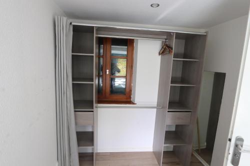 a room with a closet with a window at homday cultivateur 3 in Haguenau