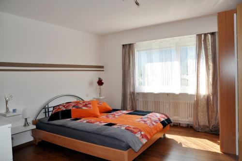 シュクオルにあるSotsass A1のベッドルーム1室(オレンジ色の枕と窓付)