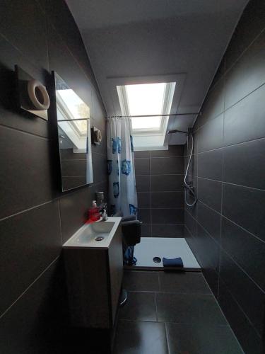 uma casa de banho com um lavatório, um WC e uma janela. em FeWo2&Bad Wurzach em Bad Wurzach