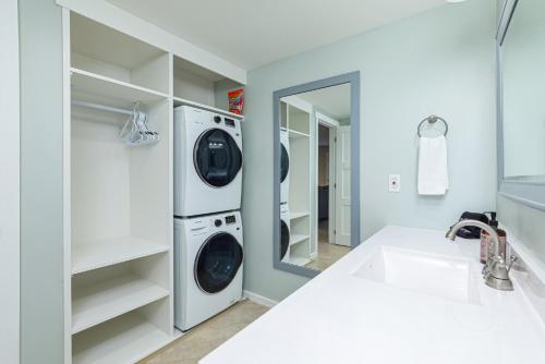 a laundry room with a washer and dryer at The Alpine - Central Collingwood Condo in Collingwood