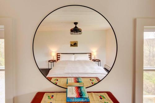 マーガレットビルにあるThe Nordic Nestの鏡付きのベッドルーム