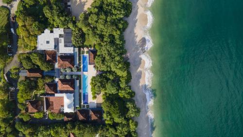 una vista aerea di una casa vicino all'oceano di Aromo Townhouse with private pool Reserva Conchal a Playa Conchal