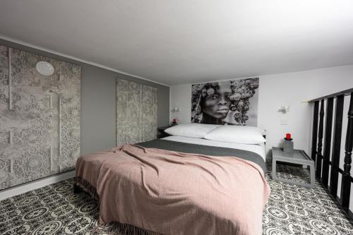sypialnia z dużym łóżkiem i obrazem na ścianie w obiekcie Native Apartments Studencka 25 w Krakowie