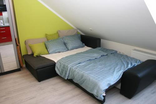 ein Bett und ein Sofa in einem Zimmer in der Unterkunft Helles Apartment in Berlin-Mariendorf in Berlin