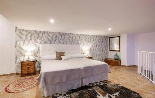 1 dormitorio con 1 cama grande y un mural en la pared en Cozy Apartment In Alcaucn With Kitchenette en Alcaucín