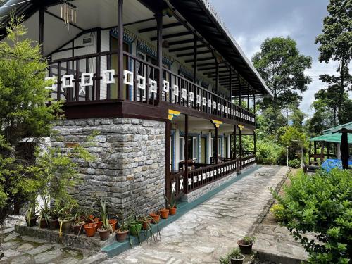 Un edificio con un balcón en el lateral. en The Nettle and Fern Farmstay, en Pelling