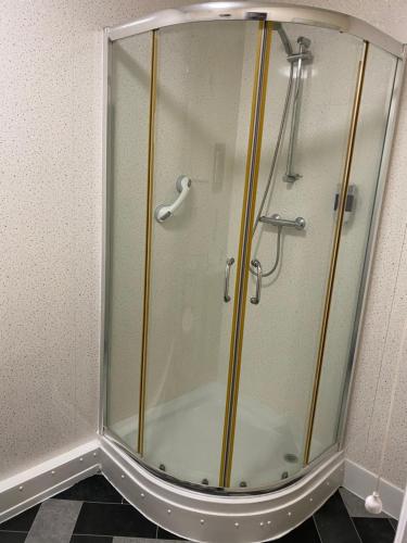 y baño con ducha y mampara de cristal. en Clarendon Lodge - accommodation only, en Skegness